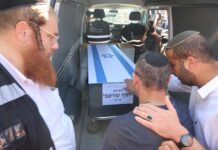 Media “Nella bara consegnata ieri sera da Hamas a Israele ci sono i resti di un ostaggio già restituito”