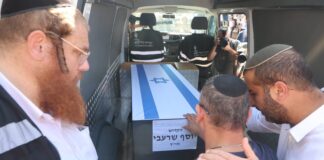 Media “Nella bara consegnata ieri sera da Hamas a Israele ci sono i resti di un ostaggio già restituito”