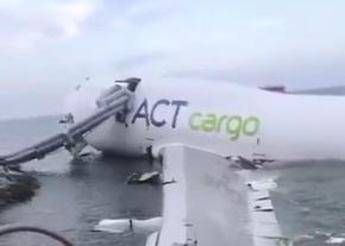 Hong Kong, aereo cargo esce di pista e finisce in mare: due morti