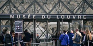 Furto al Louvre, arrestate due persone: stavano per fuggire all’estero