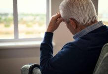 La pensione non gli basta, a 74 anni torna a lavorare come fattorino
