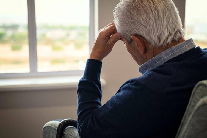La pensione non gli basta, a 74 anni torna a lavorare come fattorino