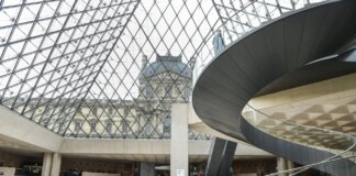 Rapina in pieno giorno al Louvre, rubati i gioielli della collezione di Napoleone