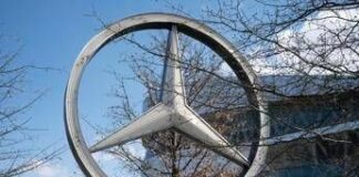 Mercedes riorganizza gruppo, ingloba società mobilità e servizi finanziari