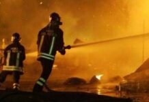 Napoli, vasto incendio a Ponticelli. Il Comune: “Tenere chiuse porte e finestre”