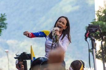 Nobel per la Pace alla venezuelana Maria Corina Machado: “Paladina coraggiosa, tiene accesa la fiamma della democrazia”