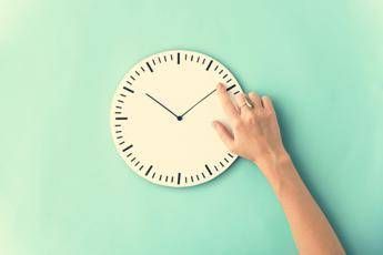 Ora solare, effetto-fuso sull’orologio biologico: quali cibi scegliere e quando mangiare