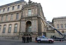 Parigi, colpo clamoroso al Louvre: rubati i gioielli di Napoleone
