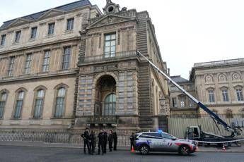 Parigi, colpo clamoroso al Louvre: rubati i gioielli di Napoleone