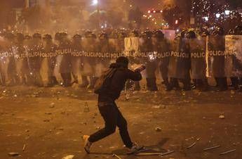 Perù, scontri a Lima dopo manifestazione contro nuovo governo: un morto e oltre 100 feriti