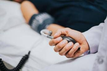 Pressione alta, lo sport è una cura: quali esercizi la abbassano e quanto cala