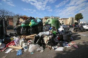 Raccolta differenziata, dalle scarpe allo spazzolino elettrico: errori più comuni