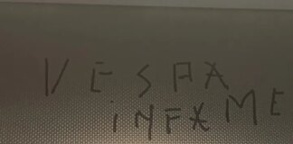 Apparsa la scritta “Vespa infame” in un ascensore della sede Rai di via Teulada