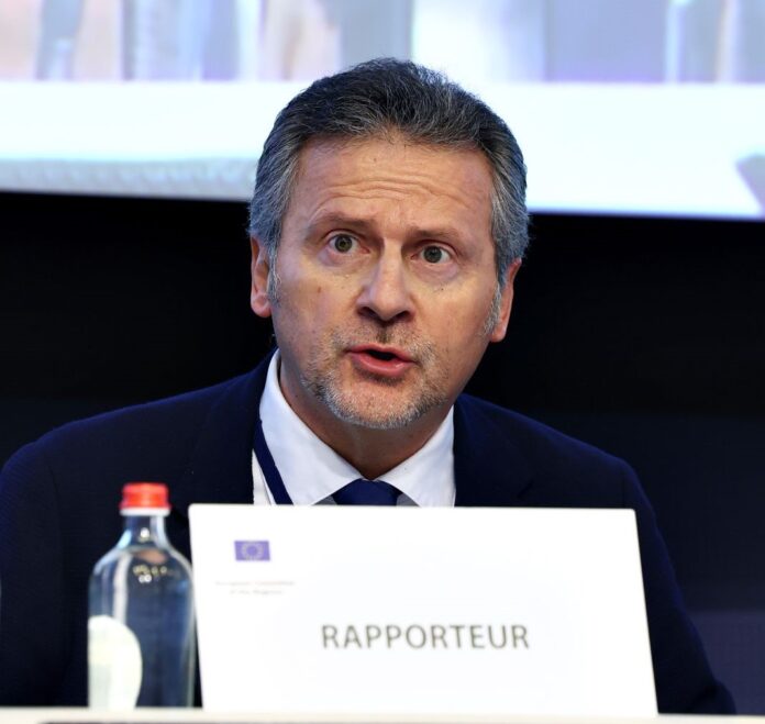 Roberto Ciambetti, in sala plenaria del Parlamento Europeo durante una seduta del Comitato Europeo delle Regioni come elatore su un parere sugli Affitti Brevi Roberto Ciambetti