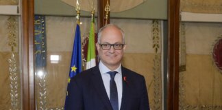 Roma, armato di fucile minaccia sui social Gualtieri. Il sindaco “Continua il nostro impegno contro le mafie”