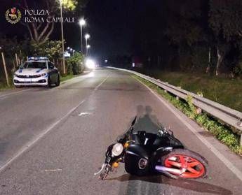 Roma, finisce con lo scooter contro guardrail: morto 56enne