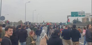 Il corteo Pro Pal raggiunge la tangenziale Est di Milano, traffico bloccato