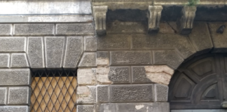 Perfezionata la vendita di Palazzo Serbelloni: liquidi per la nuova Rsa di Ipab Vicenza al Laghetto (sulla quale avevamo vigilato…) L'ingresso di Palazzo Serbelloni, di proprietà di Ipab Vicenza, e una delle finestre tamponata con assi di legno