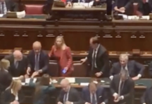 Meloni alla Camera, baciamano e pacche sulle spalle dopo il voto su Almasri