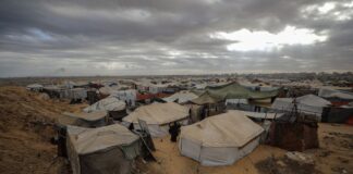 Israele e Hamas firmano l’accordo per la pace a Gaza. Trump “Ostaggi liberi lunedì o martedì. Giornata storica, grande lavoro”