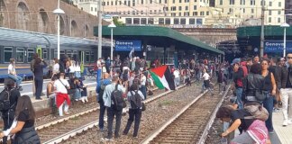 Sciopero per la Flotilla, migliaia di manifestanti invadono i binari della stazione di Genova Principe / Foto
