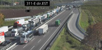 A4, traffico bloccato per un veicolo in fiamme fra i caselli di San Bonifacio/Soave e Verona Est. Code anche nella viabilità esterna incidente in A4 traffico bloccato