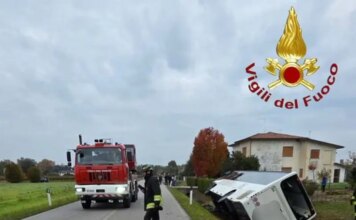 Scontro tra un pullman di studenti e un’auto nel Trevigiano. Morto il conducente del suv, 15 ragazzi feriti