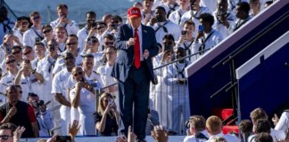 Trump sulla portaerei USS George H. W. Bush per celebrare i 250 anni della Marina Usa