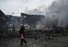 Ucraina, ancora raid su Kiev. Dalla Russia dubbi sugli Usa: “Azioni incoerenti”
