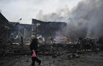 Ucraina, ancora raid su Kiev. Dalla Russia dubbi sugli Usa: “Azioni incoerenti”