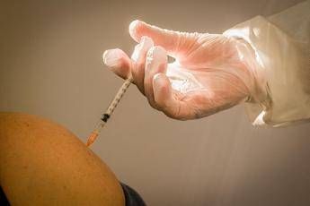 Vaccino russo contro il cancro sarà testato in Serbia, i dubbi degli esperti dopo il flop Sputnik