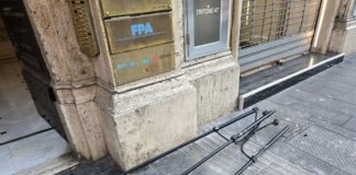 Divelte dai Pro-Pal le bandiere della sede romana della Regione Veneto, Zaia “Superato il limite”