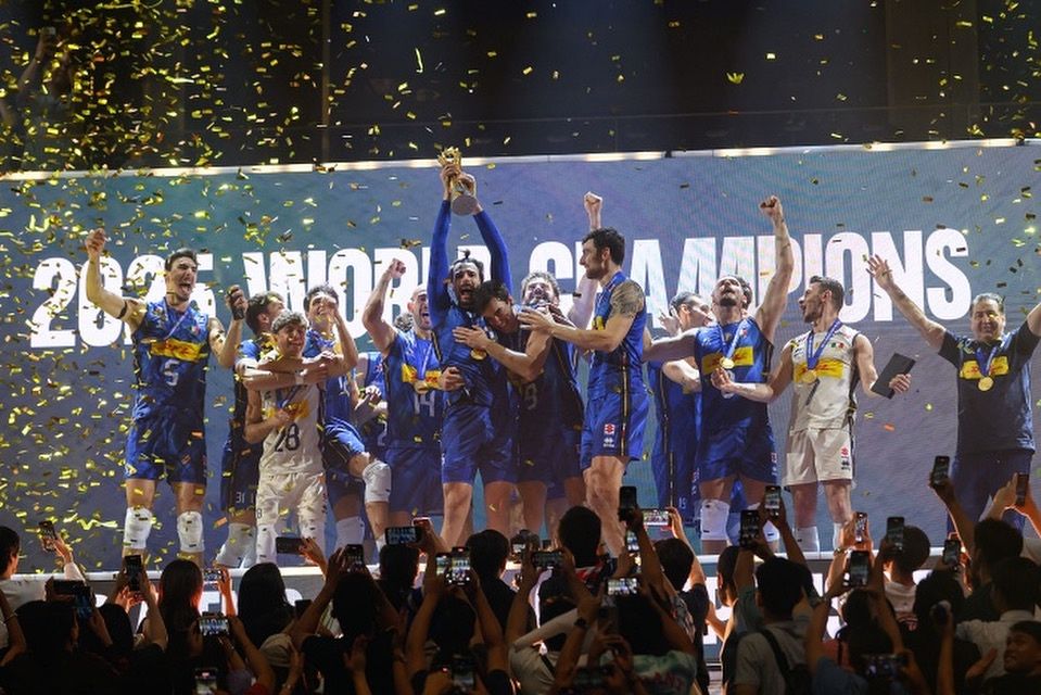Volley maschile d'oro ai mondiali 2025, col n. 12 Mattia Bottolo nella bolgia