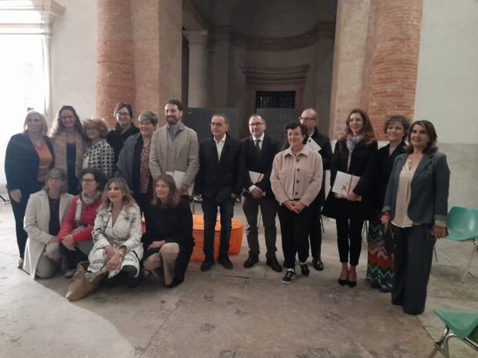 Foto di gruppo di relatori e partecipanti alla Chiacchierata in rosa