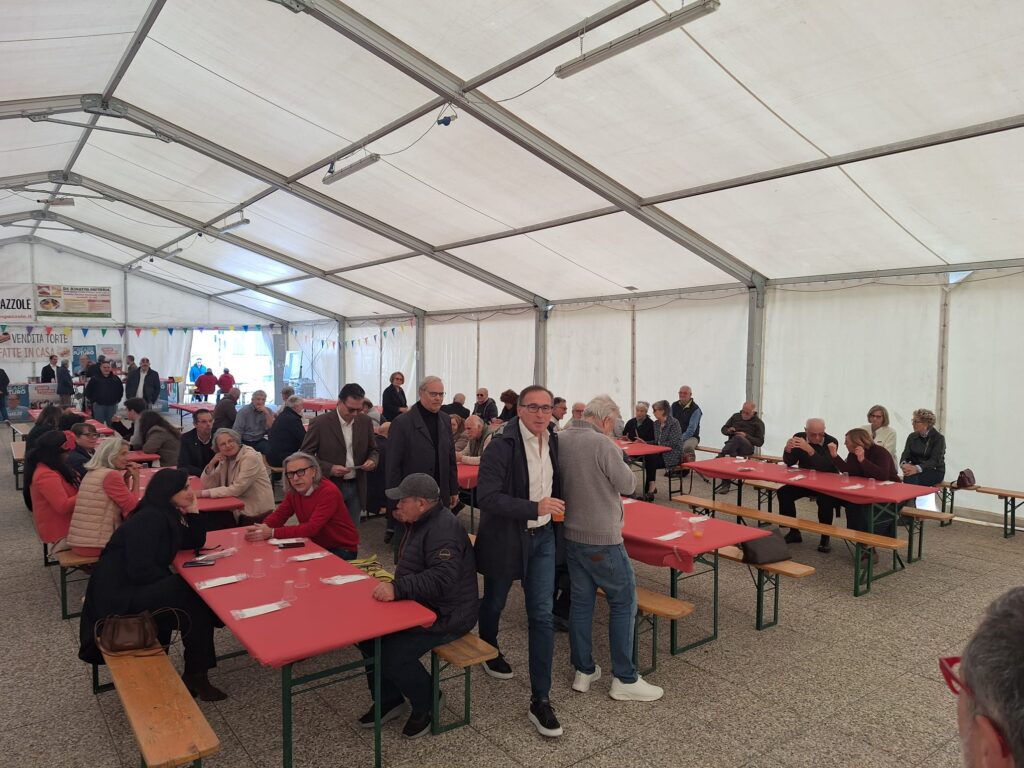 Boccia si avvia a parlare a Maddalene seguito da Variati