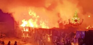 Violento incendio nella zona industriale di Macchiareddu, non ci sono feriti
