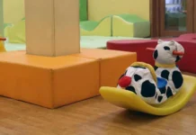 Bimba legata a una sedia con una sciarpa, licenziata educatrice in asilo di Napoli bimba napoli