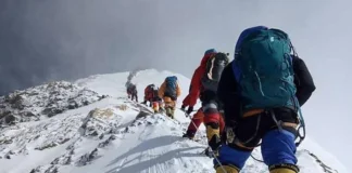 Everest, un morto e oltre 200 alpinisti ancora bloccati da bufera di neve everest