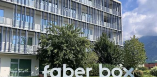 Schio, la mostra di Angela Tartaglia al Faber Box racconta il disagio emotivo giovanile Disagio emotivo giovanile a Schio, esterno del Faber Box che ospita la mostra