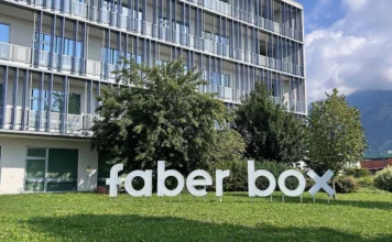 Schio, la mostra di Angela Tartaglia al Faber Box racconta il disagio emotivo giovanile Disagio emotivo giovanile a Schio, esterno del Faber Box che ospita la mostra