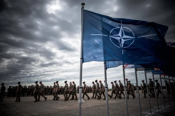 ucraina_soldati_bandiera_nato_ftg_ipa_1-1-99863839 NATO 750 nato