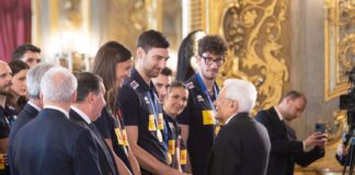 Il volley azzurro al Quirinale e a Palazzo Chigi. Mattarella “Formidabili”, Meloni “Grazie per le emozioni” / Video