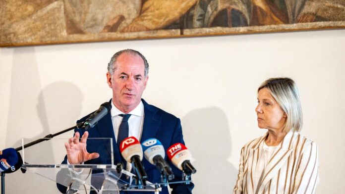 4 Il presidente Luca Zaia e l'assessore Manuela Lanzarin Sanità Veneta. Il presidente Luca Zaia e l'assessore Manuela Lanzarin