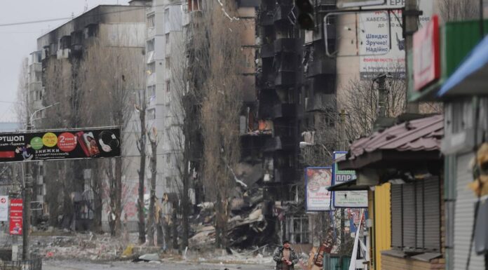 Il “prezzo” della pace: quanto costa ricostruire l’Ucraina? Alcuni palazzi devastati a Borodyanka