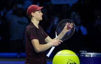 Atp Finals, Sinner serve troppo forte e… rompe la racchetta contro Shelton