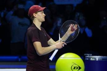 Atp Finals, Sinner serve troppo forte e… rompe la racchetta contro Shelton