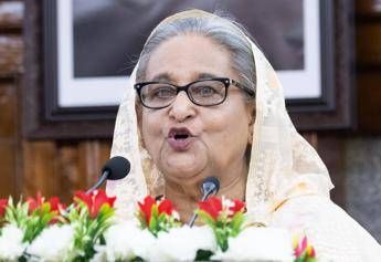Bangladesh, ex premier Sheikh Hasina condannata a morte