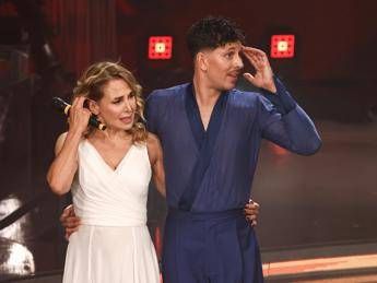 Barbara D’Urso, infortunio a poche ore dalla diretta di Ballando: “Sono preoccupata…”