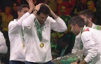 Bolelli alza la Coppa Davis, ma… la rompe (poi l’aggiusta)