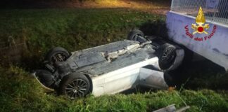 Bolzano Vicentino, auto capovolta in fossato con acqua: illeso il conducente Bolzano Vicentino Incidente